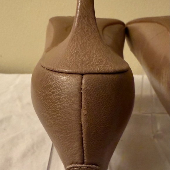 Michael Kors Tan Kitten Heel Pumps, GUC, Size 5. - Picture 13 of 14